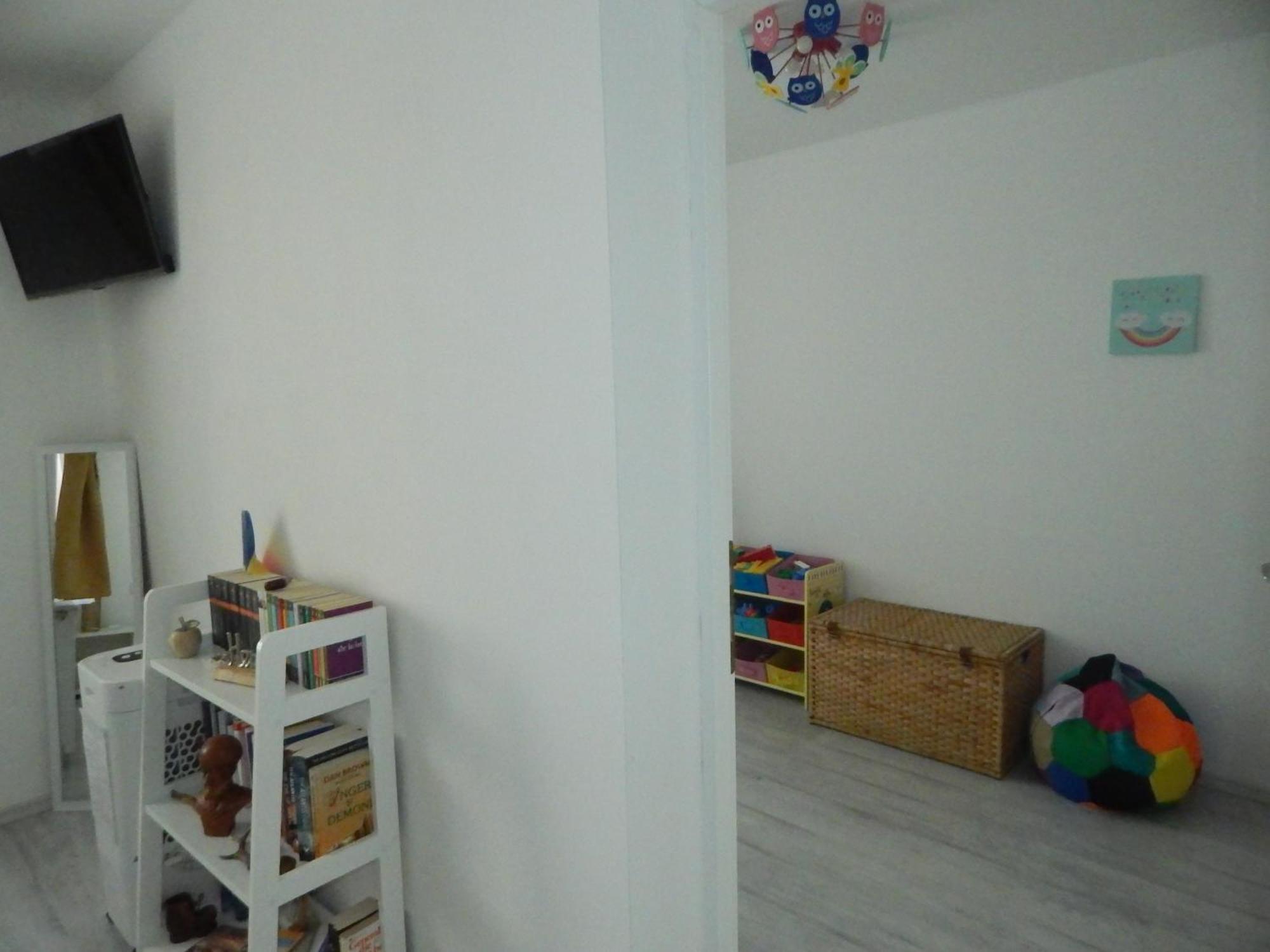 Apartment 4 *